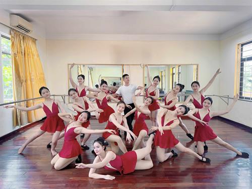 Trường Cao đẳng Văn hóa Nghệ thuật Nghệ An tổ chức thi tốt nghiệp cho học sinh ngành Nghệ thuật biểu diễn múa dân gian dân tộc K53, K57