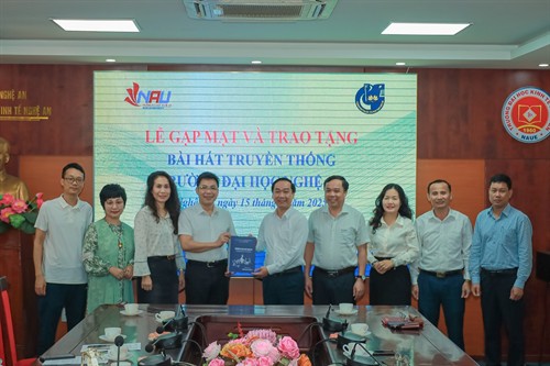 Trường Cao đẳng Văn hóa Nghệ thuật Nghệ An trao tặng bài hát truyền thống cho Trường Đại học Nghệ An