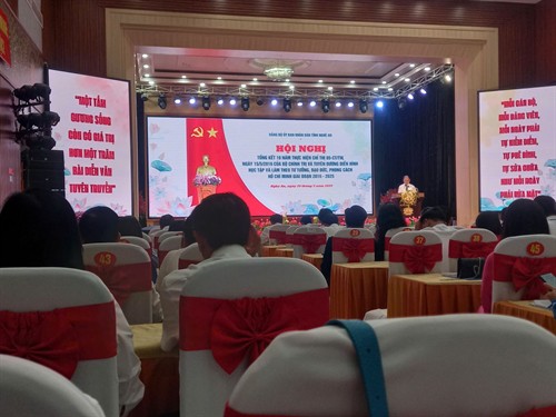 TS Nguyễn Thị Thanh Đức, Phó Hiệu trưởng Trường CĐ Văn hóa Nghệ thuật Nghệ An được khen thưởng tại Hội nghị Tuyên dương điển hình học và làm theo Bác