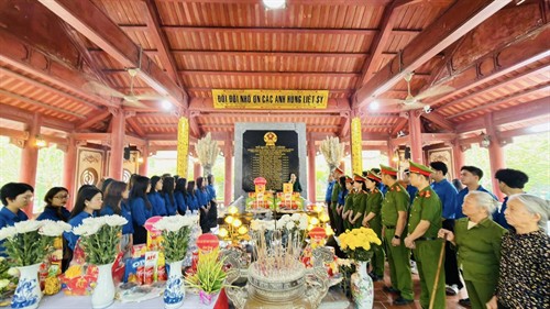 Hành trình về nguồn: Tuổi trẻ Trường CĐ VHNT Nghệ An tri ân tại Khu di tích Truông Bồn