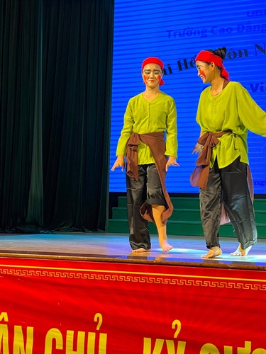 Lớp Trung cấp Dân ca K59 hoàn thành xuất sắc kỳ thi kết thúc học phần Nghệ thuật Hóa trang