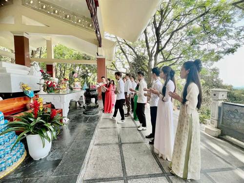 Chi bộ Hành chính tổng hợp – Học sinh sinh viên tham quan và dâng hương Khu di tích núi Chung và khu mộ bà Hoàng Thị Loan