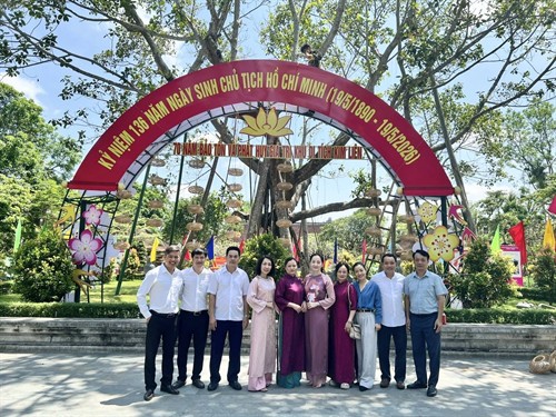 Chi bộ Khoa Âm nhạc – Mỹ thuật tổ chức sinh hoạt chuyên đề “Về nguồn” đầy ý nghĩa tại Khu Di tích Quốc gia đặc biệt Kim Liên