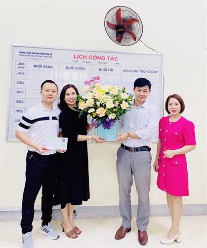 Công đoàn Trường CĐ VHNT Nghệ An trao tặng hoa và quà cho các đơn vị khoa phòng
