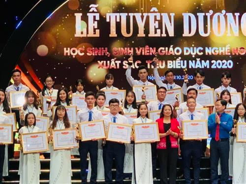 Nguyễn Thị Thanh Xuân, sinh viên Trường CĐ VHNT Nghệ An được tuyên dương tại Lễ tuyên dương HSSV Giáo dục nghề nghiệp tiêu biểu toàn quốc năm 2020