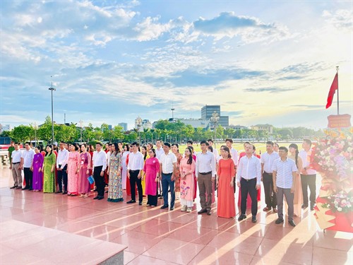 Trường Cao đẳng Văn hóa Nghệ thuật Nghệ An dâng hoa báo công và quyết tâm thực hiện mục tiêu chiến lược nhiệm kỳ 2025–2030