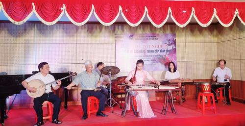 Trường CĐ Văn hóa  Nghệ thuật Nghệ An tổ chức thi tốt nghiệp phần thi Nhạc cụ cho sinh viên ngành Cao đẳng Biểu diễn nhạc cụ truyền thống khóa K56